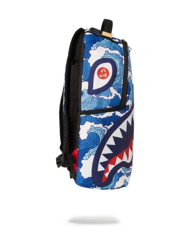 Rucsac Sprayground The Shark Wave (Made From 100% Recycled Plastic Bottles From The Ocean | 846795-LMV